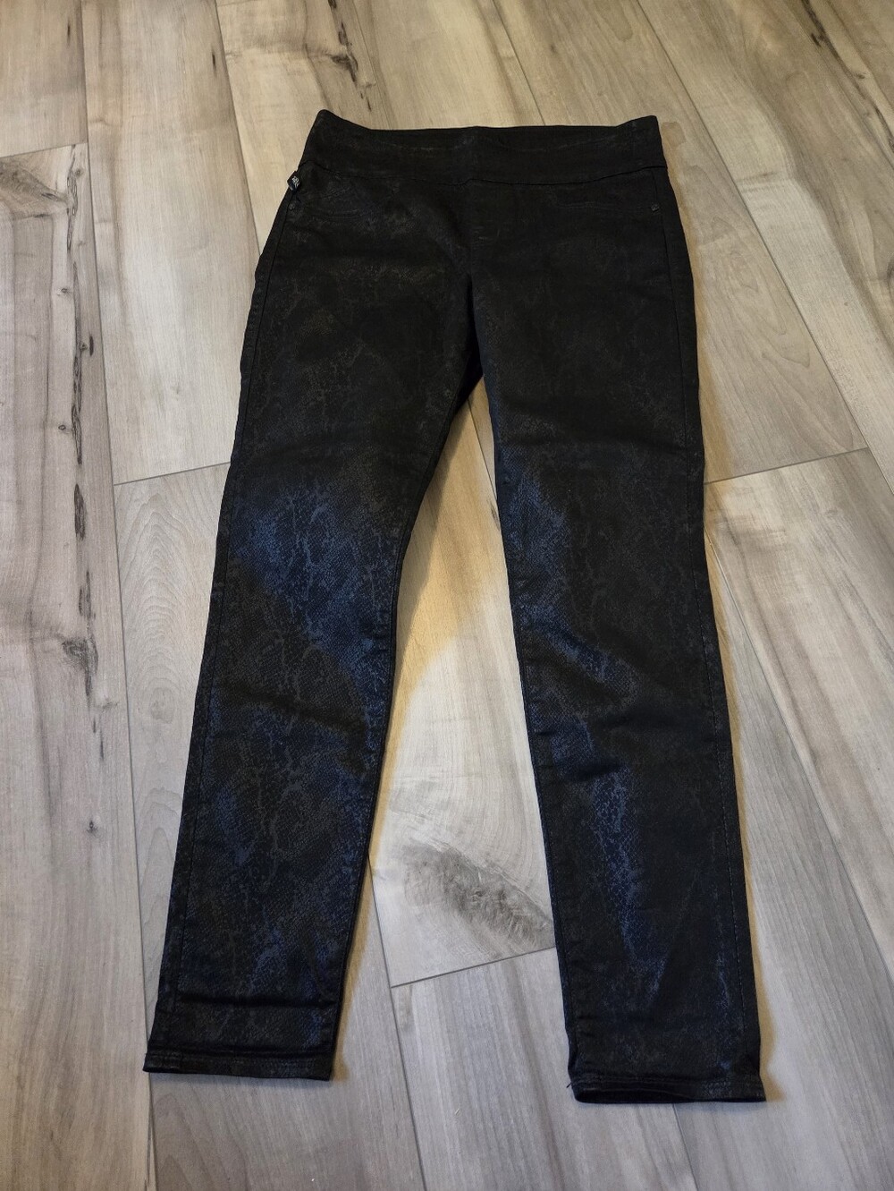 Rock & Republic Black Snake-Texture Slimming Denim Pants